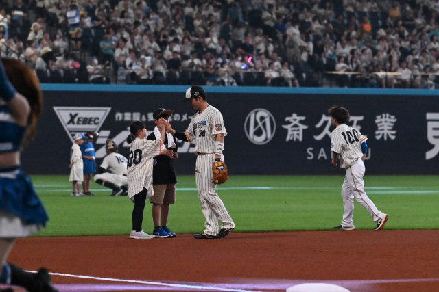 選手とのハイタッチ