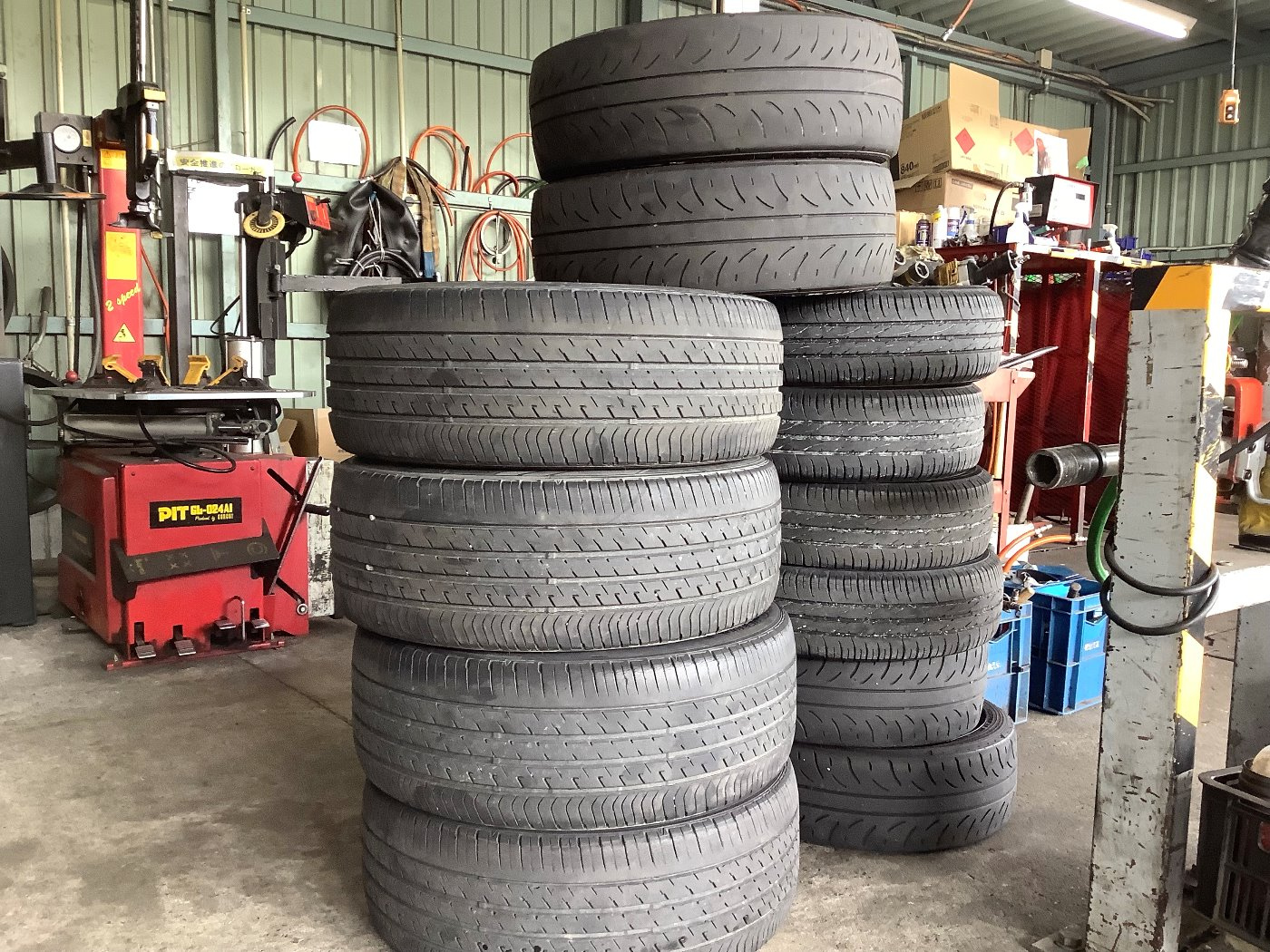 タイヤ交換真っ最中 お知らせ タイヤランド東大阪 タイヤセレクト タイヤランド Dunlop