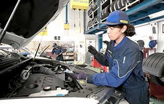 写真:エンジンオイル点検